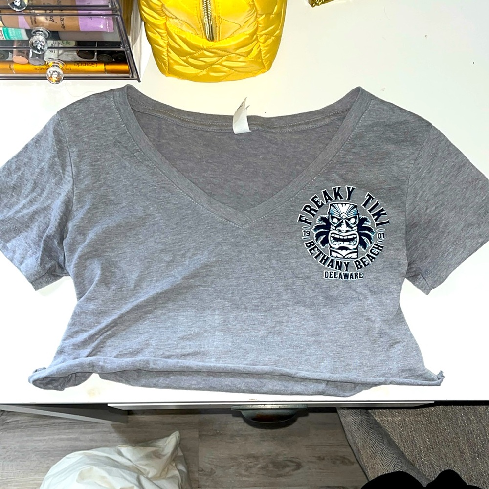 bethany beach freaky tiki cropped tee grey and navy